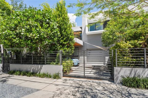 Condo in Miami, Florida, 5 bedrooms  № 2072573 - photo 2