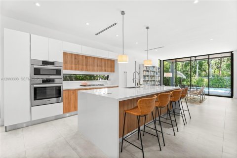 Condo in Miami, Florida, 5 bedrooms  № 2072573 - photo 11