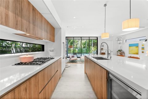 Condo in Miami, Florida, 5 bedrooms  № 2072573 - photo 9