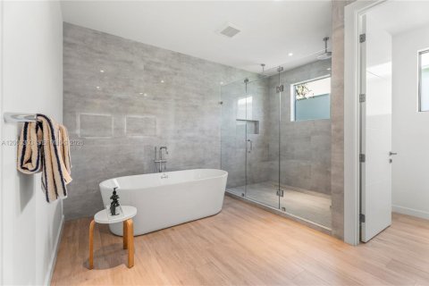 Condo in Miami, Florida, 5 bedrooms  № 2072573 - photo 26