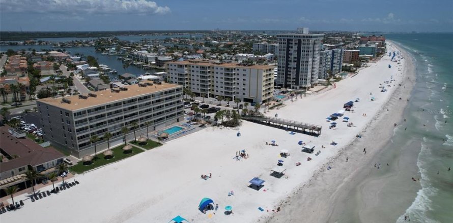 Condominio en Redington Shores, Florida, 3 dormitorios № 1833031