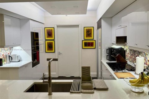 Condo in Miami Beach, Florida, 2 bedrooms  № 1980281 - photo 6