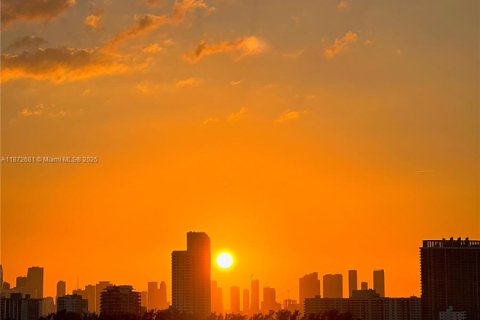 Condo in Miami Beach, Florida, 2 bedrooms  № 1980281 - photo 17