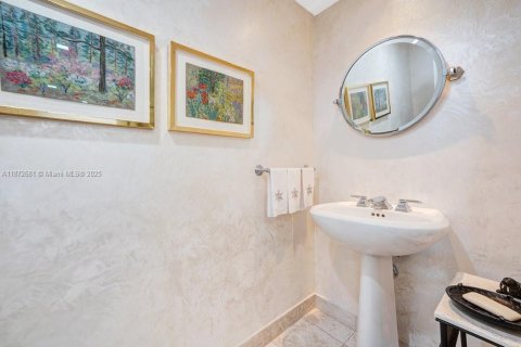 Condo in Miami Beach, Florida, 2 bedrooms  № 1980281 - photo 14