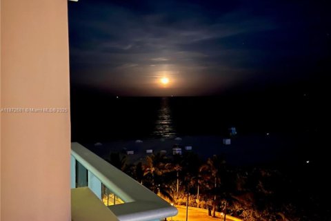 Condo in Miami Beach, Florida, 2 bedrooms  № 1980281 - photo 24