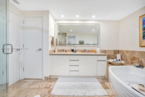 Condo in Miami Beach, Florida, 2 bedrooms  № 1980281 - photo 11