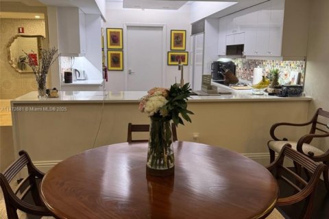 Condo in Miami Beach, Florida, 2 bedrooms  № 1980281 - photo 7