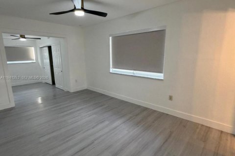 Casa en alquiler en Miami, Florida, 3 dormitorios, 161.65 m2 № 1998553 - foto 17