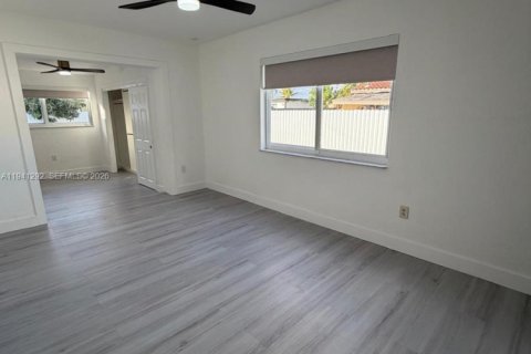 Casa en alquiler en Miami, Florida, 3 dormitorios, 161.65 m2 № 1998553 - foto 18