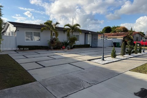 Casa en alquiler en Miami, Florida, 3 dormitorios, 161.65 m2 № 1998553 - foto 2