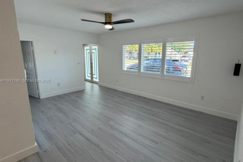 Casa en alquiler en Miami, Florida, 3 dormitorios, 161.65 m2 № 1998553 - foto 8