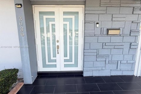 Casa en alquiler en Miami, Florida, 3 dormitorios, 161.65 m2 № 1998553 - foto 4