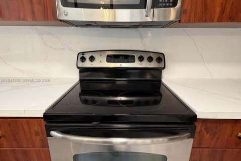 Casa en alquiler en Miami, Florida, 3 dormitorios, 161.65 m2 № 1998553 - foto 13