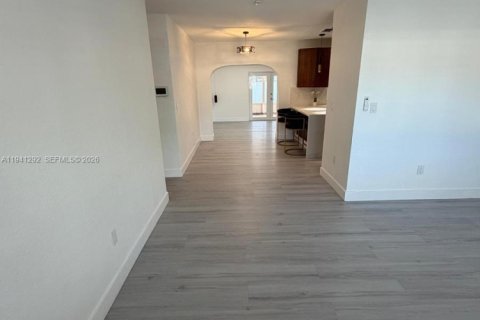 Casa en alquiler en Miami, Florida, 3 dormitorios, 161.65 m2 № 1998553 - foto 9