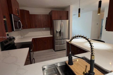 Casa en alquiler en Miami, Florida, 3 dormitorios, 161.65 m2 № 1998553 - foto 12