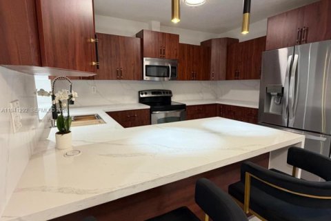 Casa en alquiler en Miami, Florida, 3 dormitorios, 161.65 m2 № 1998553 - foto 11