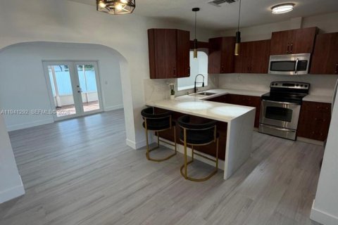 Casa en alquiler en Miami, Florida, 3 dormitorios, 161.65 m2 № 1998553 - foto 10