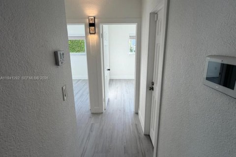 Casa en alquiler en Miami, Florida, 3 dormitorios, 161.65 m2 № 1998553 - foto 25