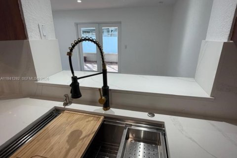 Casa en alquiler en Miami, Florida, 3 dormitorios, 161.65 m2 № 1998553 - foto 14