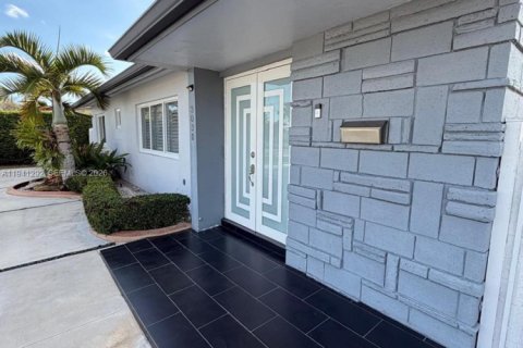 Casa en alquiler en Miami, Florida, 3 dormitorios, 161.65 m2 № 1998553 - foto 3