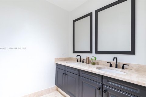Condo in Miami, Florida, 2 bedrooms  № 1889235 - photo 19