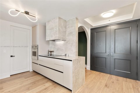 Condo in Miami, Florida, 2 bedrooms  № 1889235 - photo 5