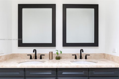 Condo in Miami, Florida, 2 bedrooms  № 1889235 - photo 18