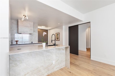 Condo in Miami, Florida, 2 bedrooms  № 1889235 - photo 6