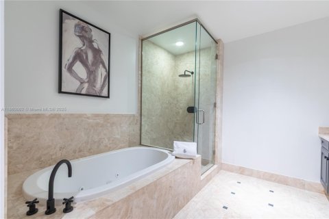 Condo in Miami, Florida, 2 bedrooms  № 1889235 - photo 16