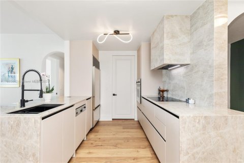 Condo in Miami, Florida, 2 bedrooms  № 1889235 - photo 4
