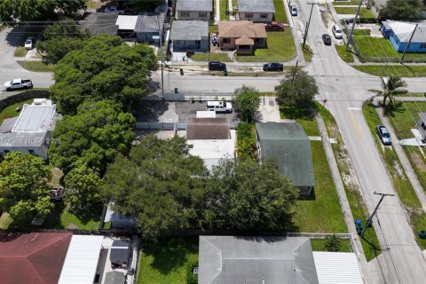Villa ou maison à louer à Miami, Floride: 2 chambres, 67.82 m2 № 1939095 - photo 22