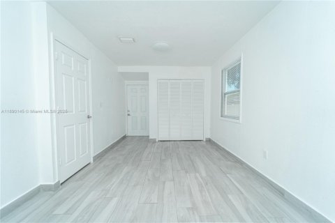 Villa ou maison à louer à Miami, Floride: 2 chambres, 67.82 m2 № 1939095 - photo 8