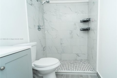 Villa ou maison à louer à Miami, Floride: 2 chambres, 67.82 m2 № 1939095 - photo 11