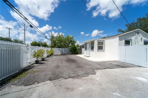 Villa ou maison à louer à Miami, Floride: 2 chambres, 67.82 m2 № 1939095 - photo 2