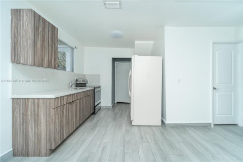 Villa ou maison à louer à Miami, Floride: 2 chambres, 67.82 m2 № 1939095 - photo 5