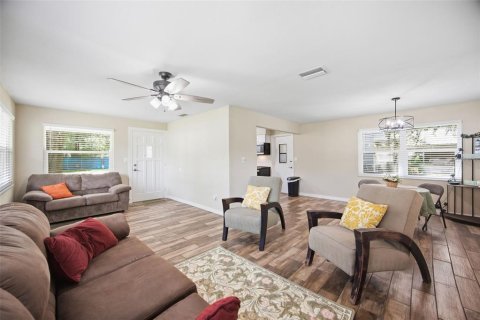 House in Zephyrhills, Florida 2 bedrooms, 92.62 sq.m. № 2390918 - photo 7