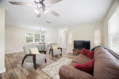 House in Zephyrhills, Florida 2 bedrooms, 92.62 sq.m. № 2390918 - photo 5