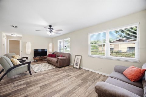 House in Zephyrhills, Florida 2 bedrooms, 92.62 sq.m. № 2390918 - photo 4