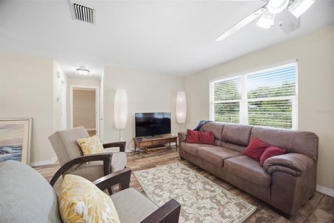 House in Zephyrhills, Florida 2 bedrooms, 92.62 sq.m. № 2390918 - photo 6