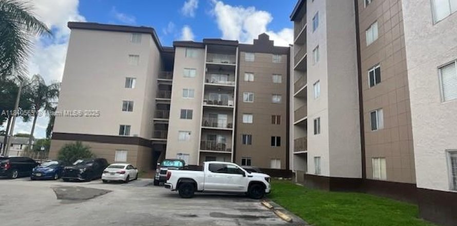 Кондоминиум с 3 спальнями в Майами, Флорида № 1956741