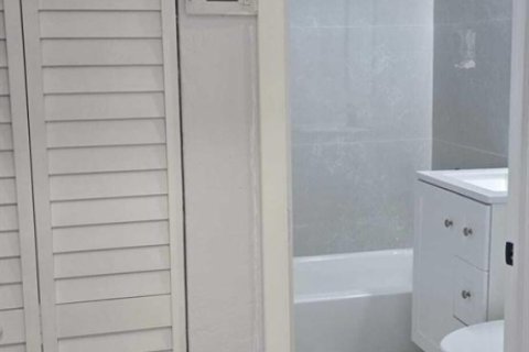 House in Fort Lauderdale, Florida 4 bedrooms, 147.9 sq.m. № 2377384 - photo 12
