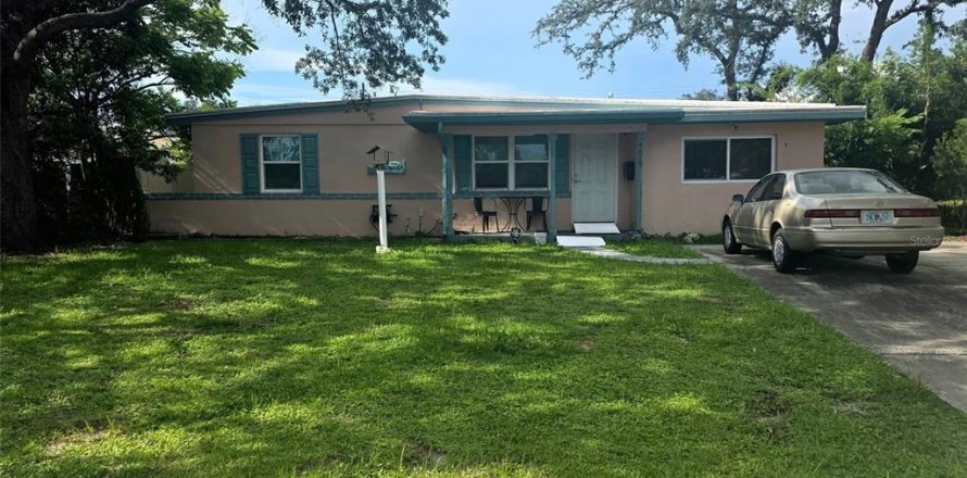 House in Saint Petersburg, Florida 3 bedrooms, 110.37 sq.m. № 2391608