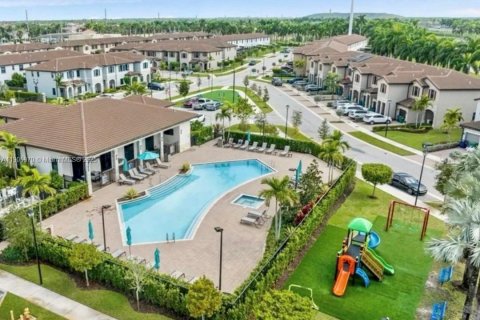 Townhouse in Homestead, Florida 2 bedrooms, 132.11 sq.m. № 1956647 - photo 12