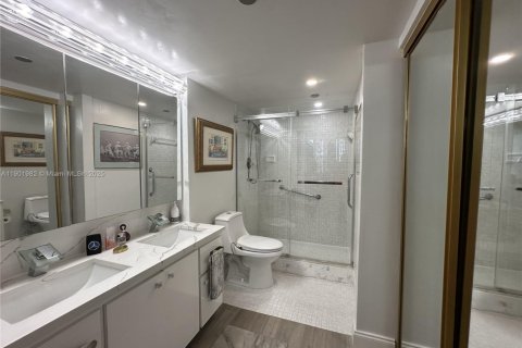 Condo in Pembroke Pines, Florida, 2 bedrooms  № 1953376 - photo 13