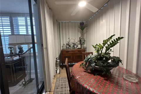 Condo in Pembroke Pines, Florida, 2 bedrooms  № 1953376 - photo 9