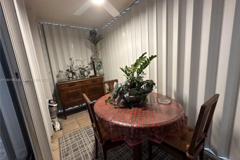 Condo in Pembroke Pines, Florida, 2 bedrooms  № 1953376 - photo 10