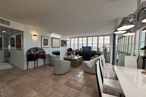 Condo in Pembroke Pines, Florida, 2 bedrooms  № 1953376 - photo 2