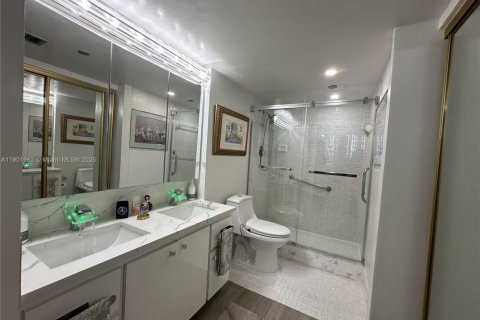 Condo in Pembroke Pines, Florida, 2 bedrooms  № 1953376 - photo 16
