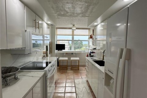 Condo in Pembroke Pines, Florida, 2 bedrooms  № 1953376 - photo 4