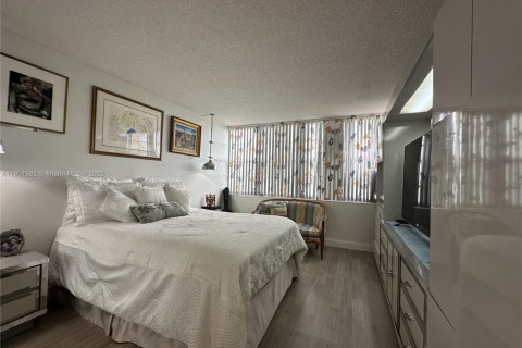Condo in Pembroke Pines, Florida, 2 bedrooms  № 1953376 - photo 18